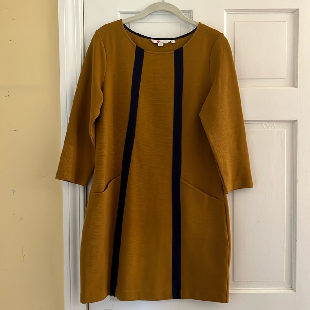 Gold knit dress with some stretch, navy accent - great for fall!